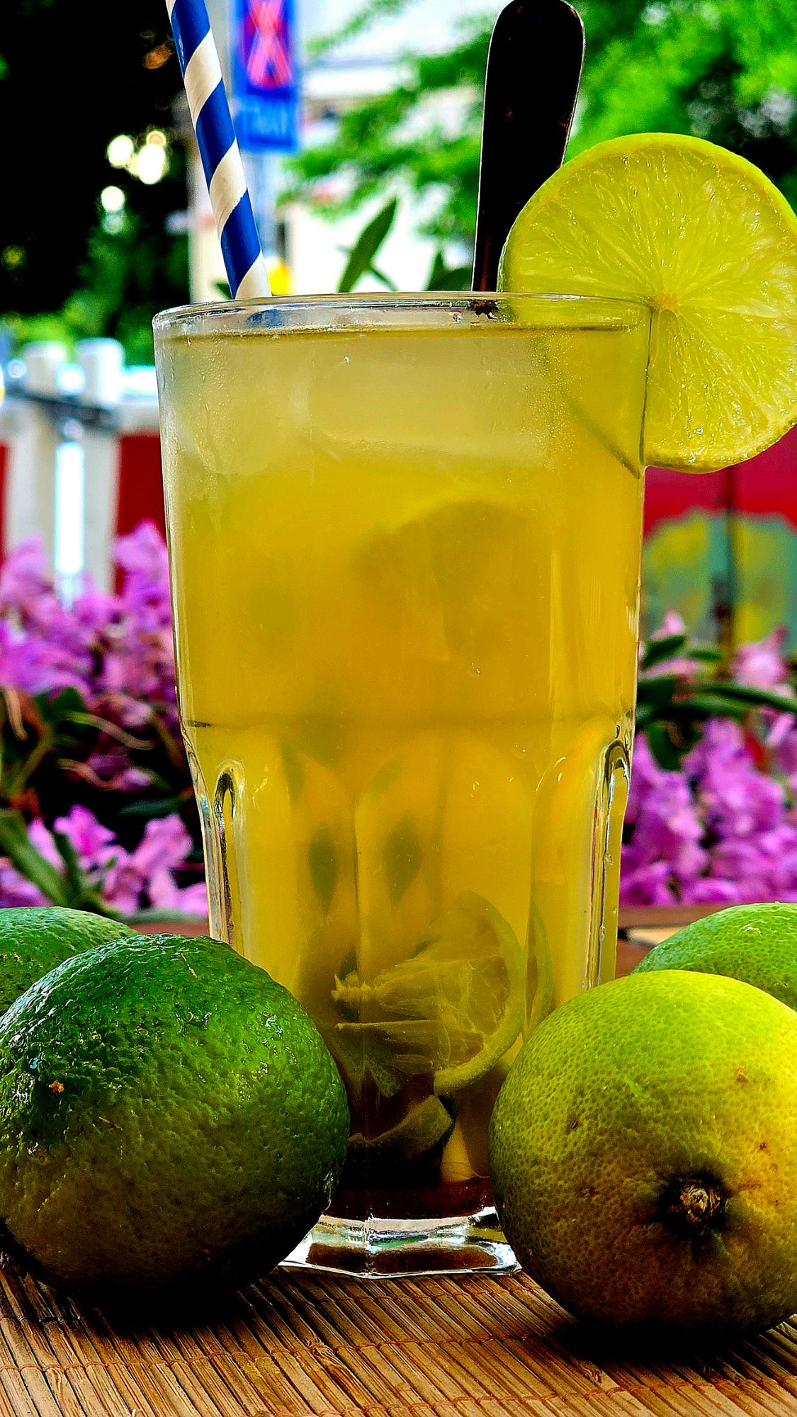 Frisch zubereiteter Lemondrink